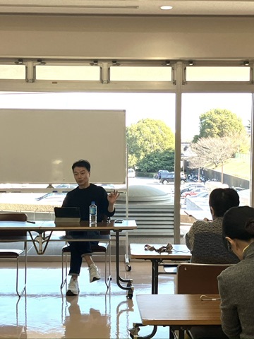 参加者に向けて話すセミナーの風景